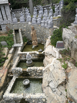 海东龙宫寺里的许愿池