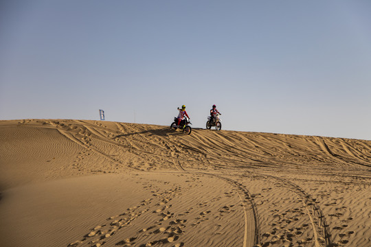 沙漠戈壁滩越野摩托车拉力赛