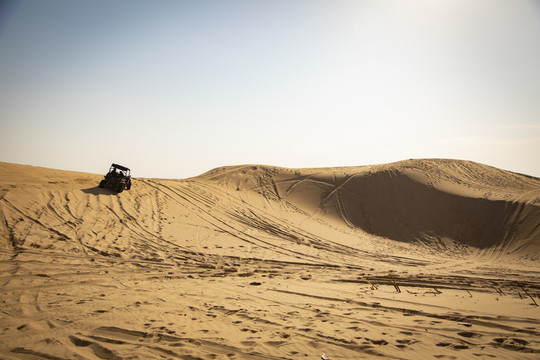 沙漠戈壁滩越野车