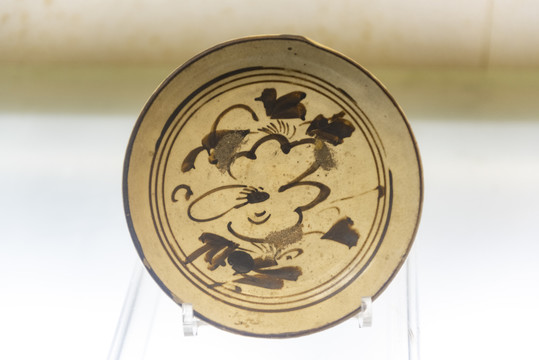 元白釉褐花瓷