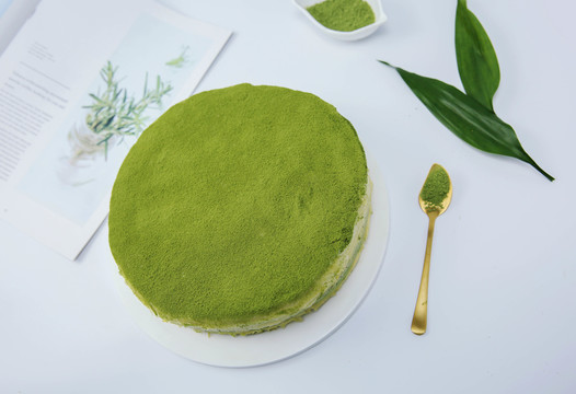白色盘上的绿色抹茶千层蛋糕