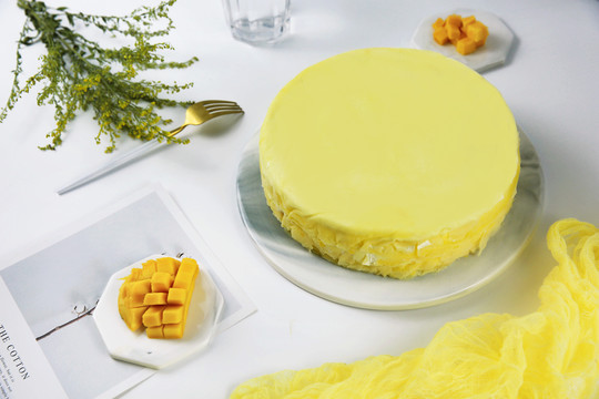 白色背景上的芒果千层蛋糕
