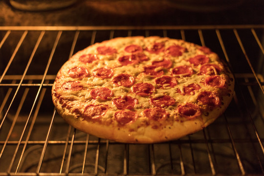 烤箱里的披萨