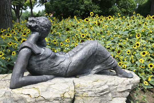 赏花的女人雕塑