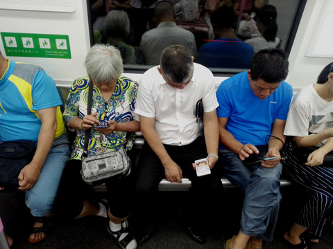 坐地铁的人们只知道看手机