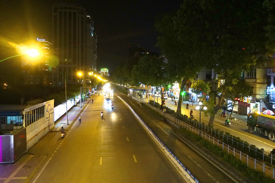 越南河内市城市和道路交通夜景