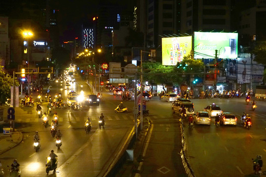 越南河内市城市和道路交通夜景