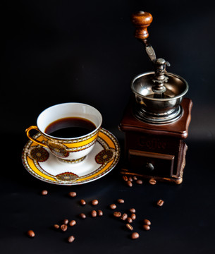 手动咖啡机和咖啡杯咖啡豆