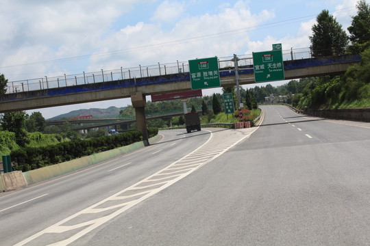 高速岔路口标示牌
