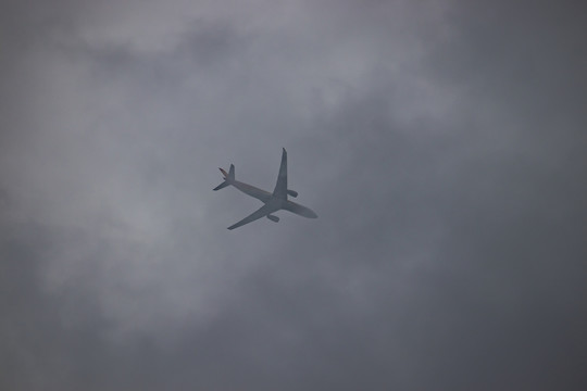 云层里的飞机