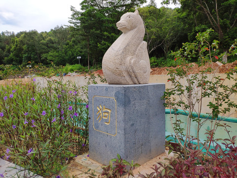 生肖狗雕像
