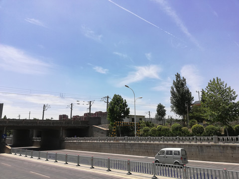 蓝天下的城市
