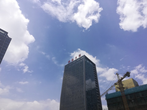 蓝天下的城市