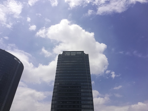蓝天下的城市