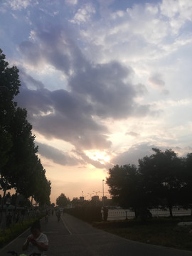 蓝天下的城市