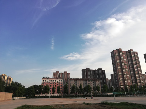 蓝天下的城市