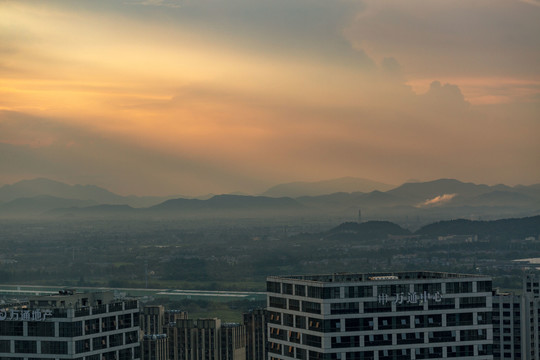 夕阳下的小山