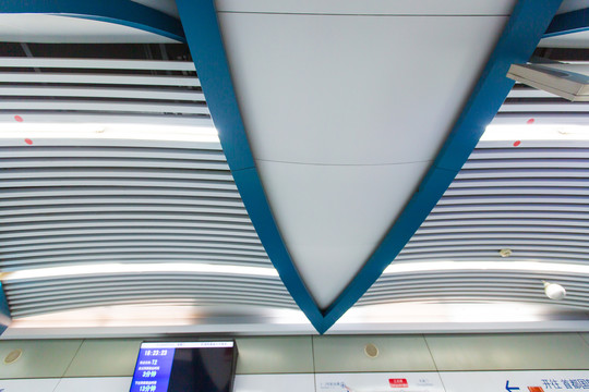 北京地铁三元桥站天花板装饰