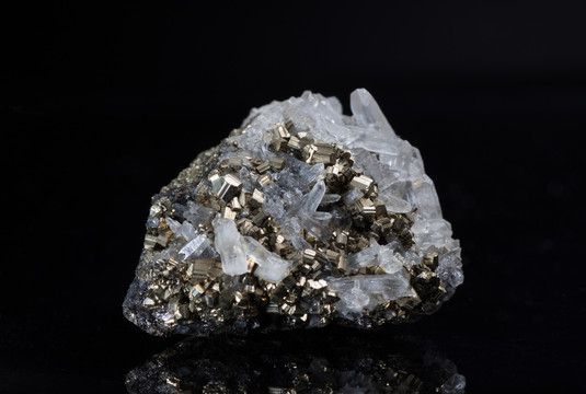 黄铁矿共生石英晶簇