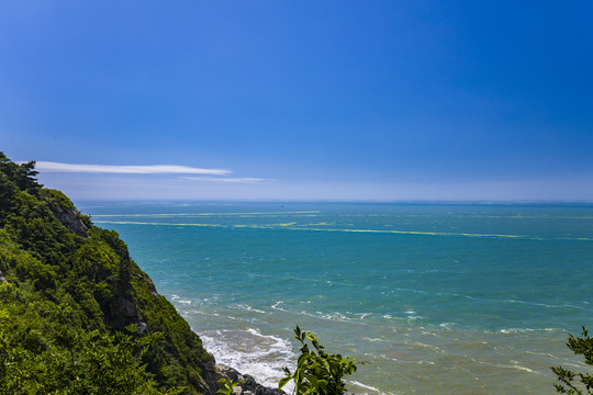 青岛崂山蓝天白云高山大海