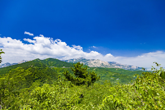 青岛崂山蓝天白云高山大海