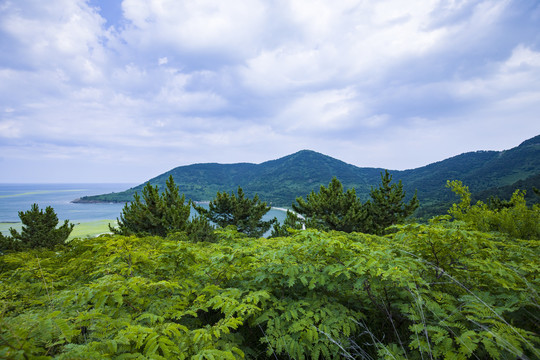 青岛崂山蓝天白云高山大海