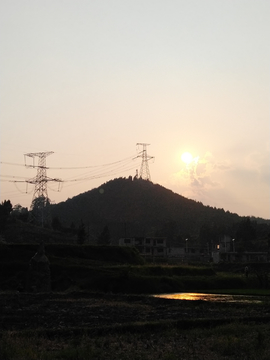 电塔与夕阳