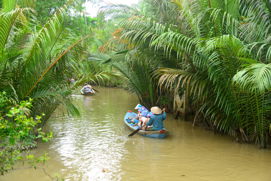 越南湄公河乘小木船的游客