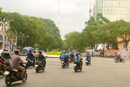 越南西贡街道及行驶的摩托车