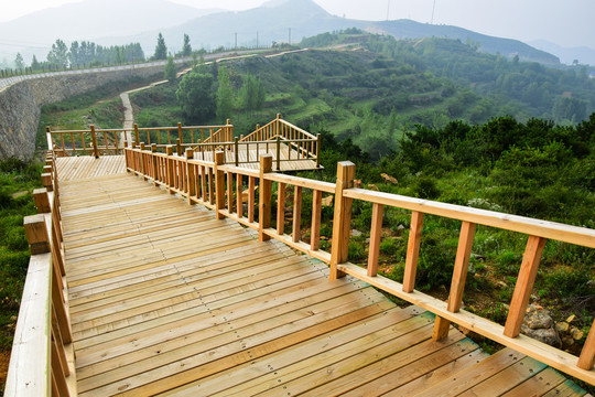 弯曲的登山栈道