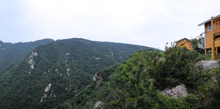 高山深谷和小木屋