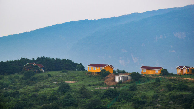 山顶上的小木屋风景图