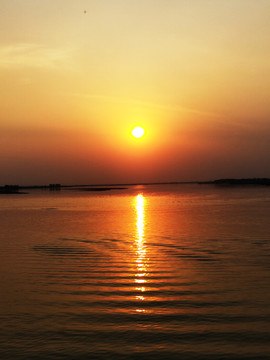 海面上的夕阳美景
