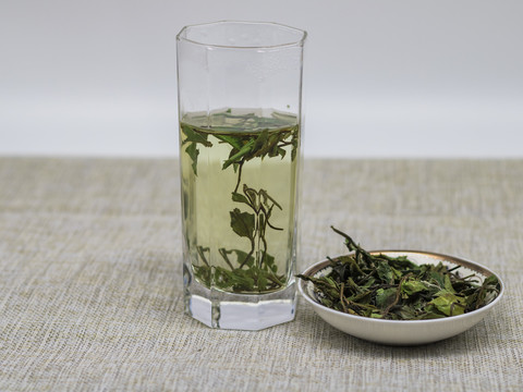 玻璃杯中的绿色茶叶