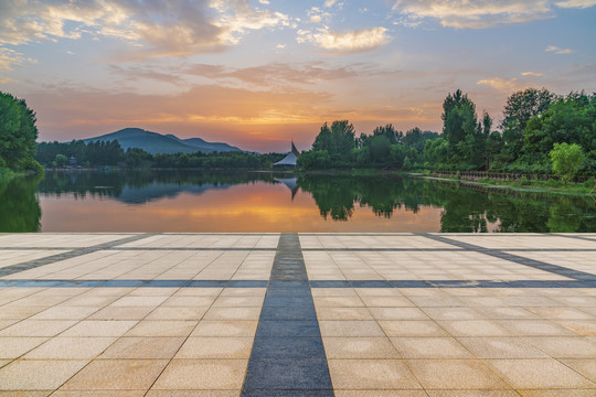前景路面背景彩霞湖景