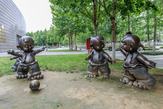儿童蹴鞠雕塑