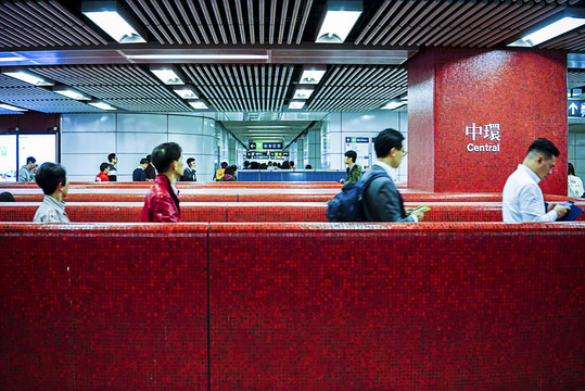 中国香港中环地铁站行人