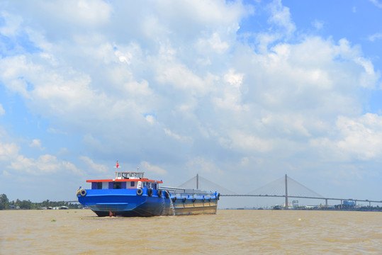 越南前江省湄公河上的大桥及货船