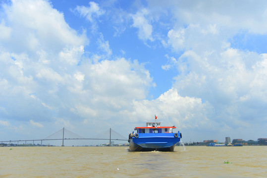 越南前江省湄公河上的大桥及货船