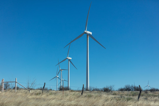 沙漠中的风力发电设备