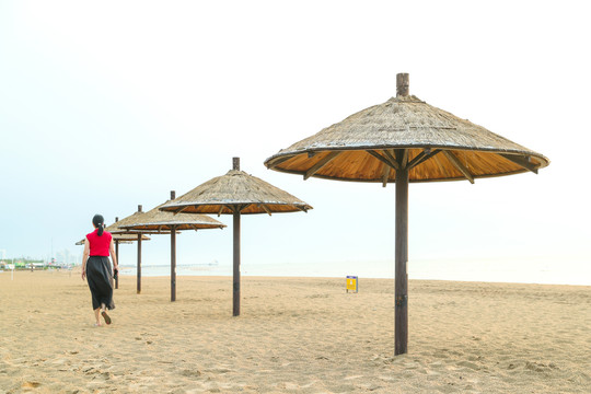 阿那亚海滩遮阳伞草棚