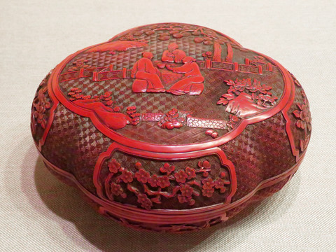 清代剔红山水人物图海棠式盒