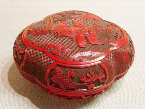 清代剔红山水人物图海棠式盒