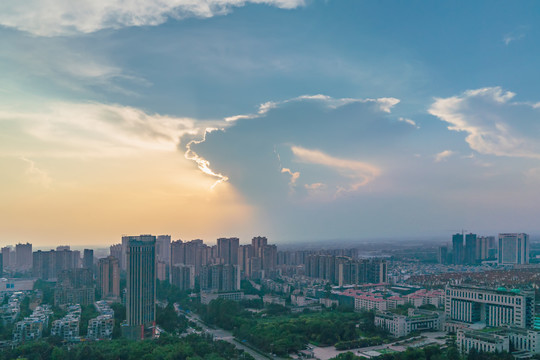 晚霞天空城市俯拍