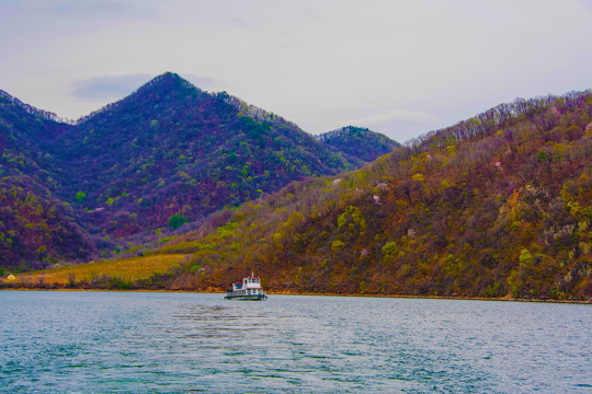 丹东宽甸青山湖与山峰游艇