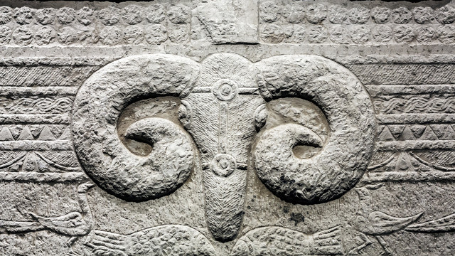 东汉墓室门楣石羊神兽