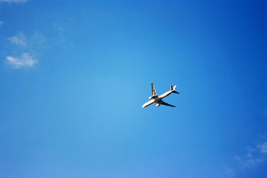 飞机掠过蓝天