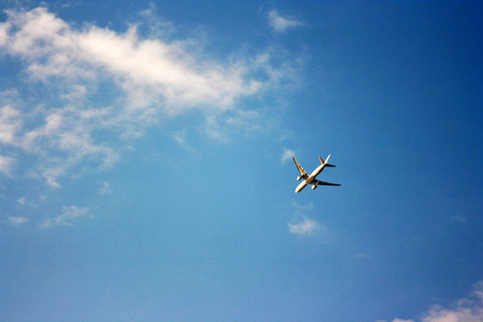 飞机掠过蓝天
