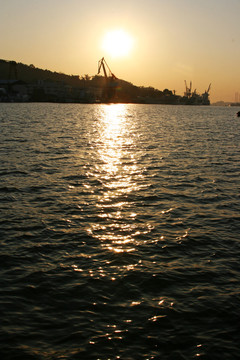 夕阳下的港口