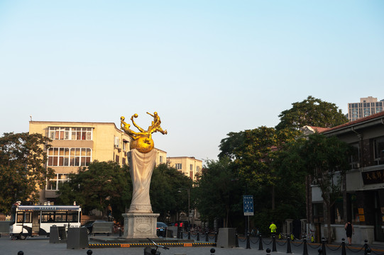 天津五大道雕像广场